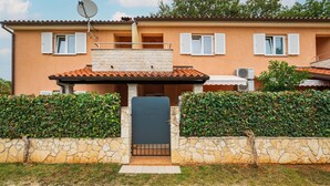 A two-story house with a stone facade, a tiled roof, and a satellite dish. - Stunning apartment in Pula with WiFi (Pula)