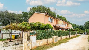 A two-story house with a stone wall and a gravel driveway. - Stunning apartment in Pula with WiFi (Pula)