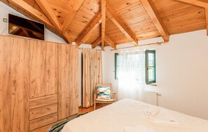 3 bedrooms, free WiFi, bed sheets - Beautiful home in Prolozac Donji (Prolozac Donji)