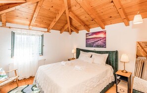 3 bedrooms, free WiFi, bed sheets - Beautiful home in Prolozac Donji (Prolozac Donji)