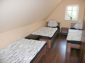 2 Schlafzimmer, Reisekinderbett