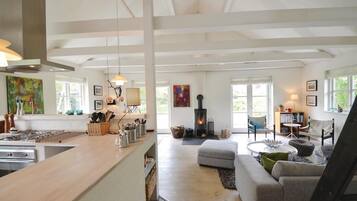 Køleskab, kogeplade, opvaskemaskine, kaffe-/temaskine