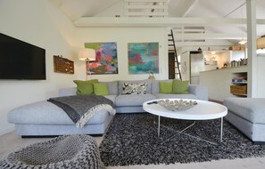 Televisión, chimenea, reproductor de DVD y estéreo 