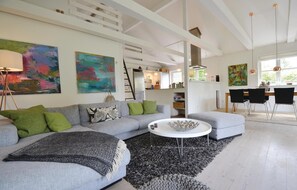 TV, fireplace, DVD player, stereo - Awesome home in Hornslet with WiFi (Hornslet)