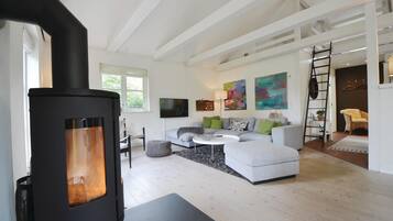 Tv, pejs, dvd-afspiller, stereoanlæg