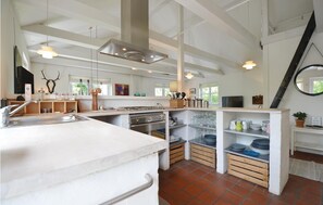 Jääkaappi, liesi, astianpesukone, kahvin-/teenkeitin