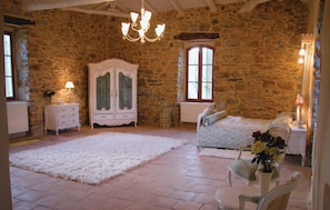 4 bedrooms, travel crib, internet