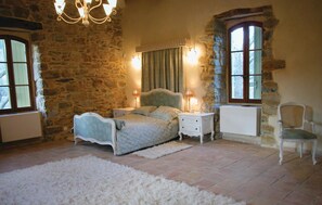 4 bedrooms, travel crib, internet