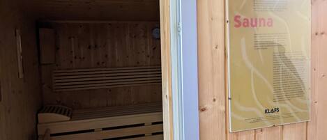 Una sauna con paredes y bancos de madera.