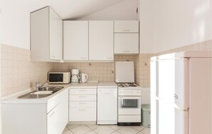 Kühlschrank, Mikrowelle, Herdplatte, Geschirrspüler