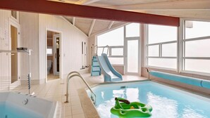 Ein Schwimmbecken mit Rutsche und Whirlpool.