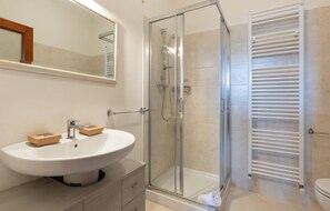 Bathtub - Awesome home in Borgo a Mozzano LU (Borgo a Mozzano LU)