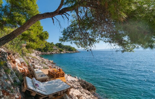 Pet friendly home in Gdinj with kitchen