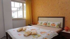 2 bedrooms, travel cot, WiFi, bed sheets