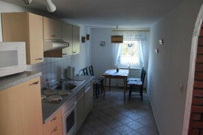 Kjøleskap, mikrobølgeovn, ovn og oppvaskmaskin