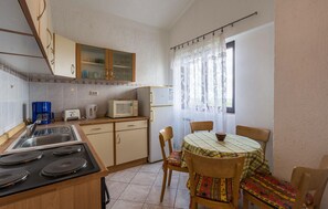 Kühlschrank, Mikrowelle, Herdplatte, Wasserkocher mit Kaffee-/Teezubehör