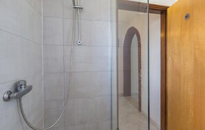 Shower - 2 bedroom pet friendly apartment in Zbandaj (Zbandaj)