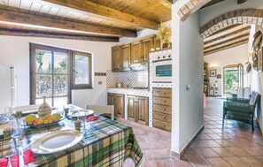 Refrigerador, parrilla de estufa y utensilios de cocina 