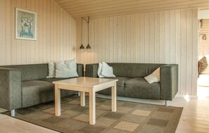 TV - 2 bedroom gorgeous home in Rønde (Rønde)