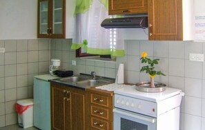 Kühlschrank, Mikrowelle, Herdplatte, Wasserkocher mit Kaffee-/Teezubehör