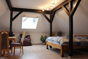 3 bedrooms, travel cot, WiFi