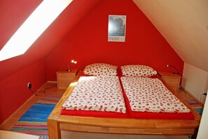 2 bedrooms, travel cot, WiFi, bed sheets