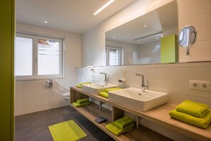 Douche, sèche-cheveux, serviettes fournies