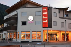 Un bâtiment moderne, reconnaissable à son grand panneau en forme de « Z », doté de nombreuses fenêtres et de balcons.