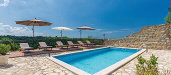 Awesome home in Momjan