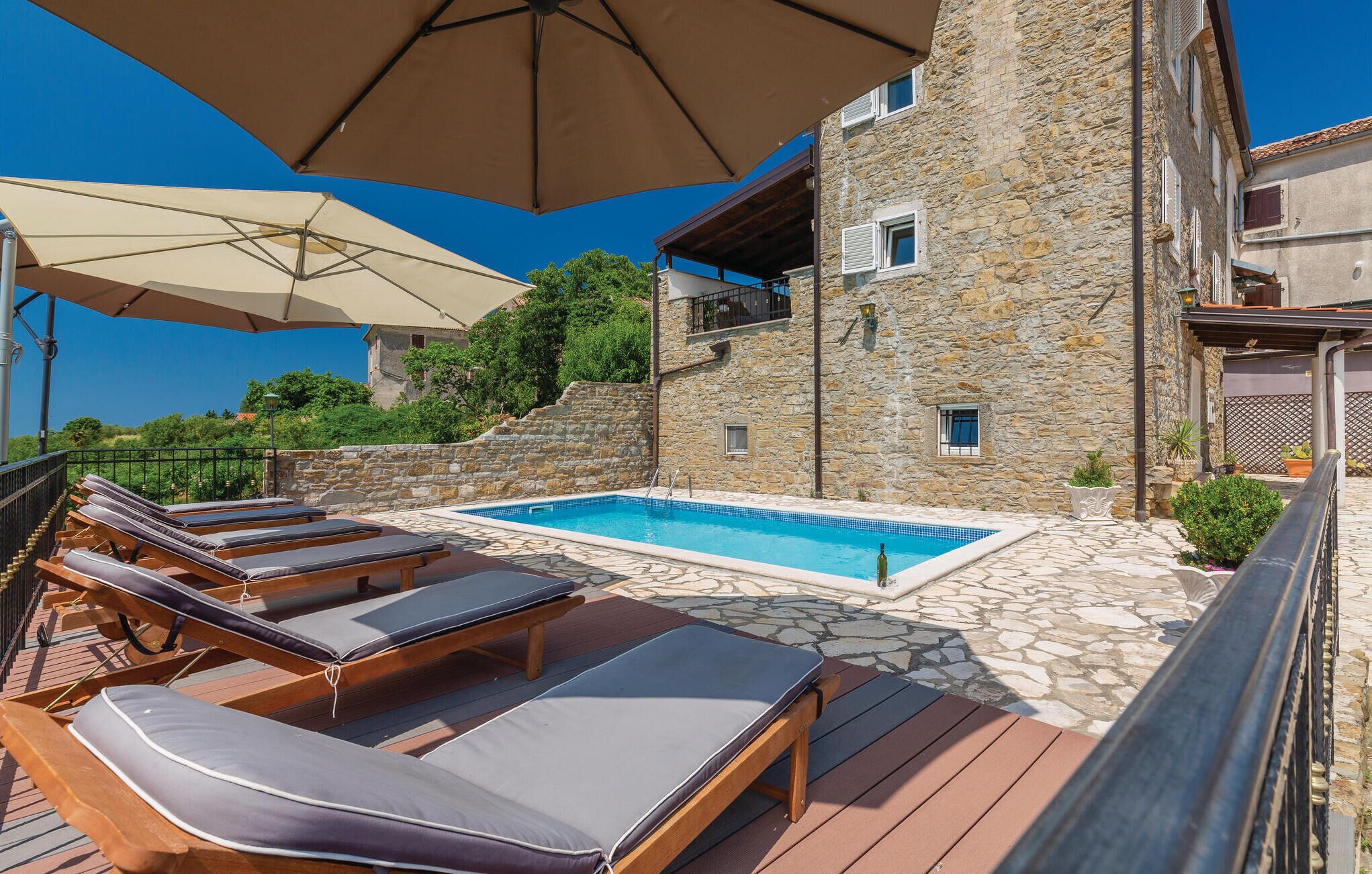 Lämmitetty uima-allas