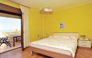 8 bedrooms, travel cot, free WiFi, bed sheets