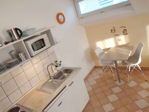 Kühlschrank, Mikrowelle, Herdplatte, Wasserkocher mit Kaffee-/Teezubehör