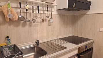 Réfrigérateur, micro-ondes, four, cafetière/bouilloire