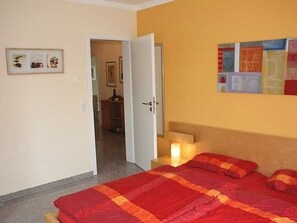 2 bedrooms, desk, travel crib, bed sheets - Apartment 1 (ground floor) - Landhaus Storchenblick **** WE-20160 (Putbus)