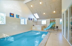 من حمّامات السباحة المغطاة