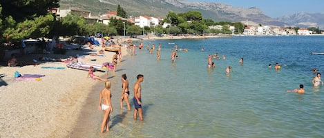 Una spiaggia nelle vicinanze