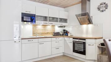 Kühlschrank, Mikrowelle, Herdplatte, Geschirrspüler