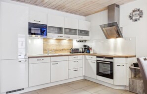 Kühlschrank, Mikrowelle, Herdplatte, Geschirrspüler