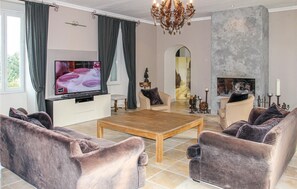 TV, DVD player, foosball - Sublime château avec piscine (Pont Saint Esprit)