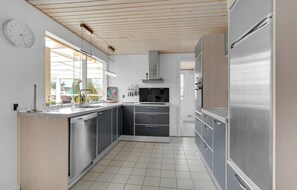 ثلاجة، موقد طهي مسطح، غسالة أطباق، ماكينة لصنع القهوة/الشاي