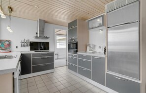 Fridge, stovetop, dishwasher, coffee/tea maker - Gorgeous home in Hejls with WiFi (Hejls)