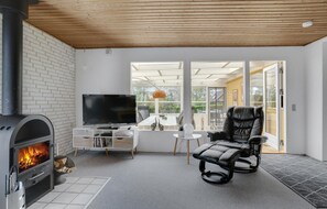 TV, fireplace, DVD player, table tennis - Gorgeous home in Hejls with WiFi (Hejls)