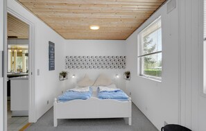 3 bedrooms, travel crib, free WiFi - Gorgeous home in Hejls with WiFi (Hejls)