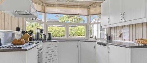 Køleskab, kogeplade, opvaskemaskine, kaffe-/temaskine