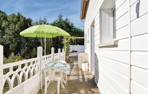 Outdoor dining - Nice home in Lanmodez with kitchen (Lanmodez)