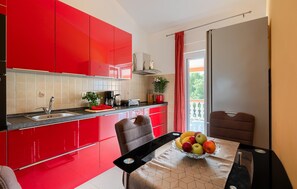 Kjøleskap, kokeplater, oppvaskmaskin og kaffetrakter/tekoker