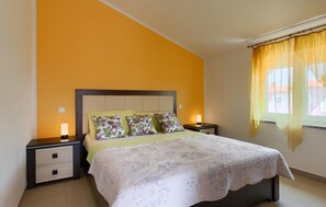 3 bedrooms, travel crib, free WiFi, bed sheets