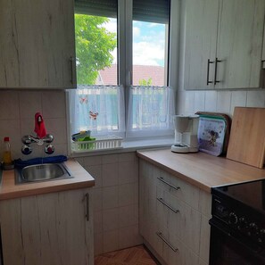 Fridge, oven, stovetop, coffee/tea maker