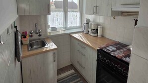 Kaffetrakter/tekoker, kjøleskap, ovn og kokeplater