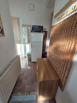 Fridge, oven, stovetop, coffee/tea maker